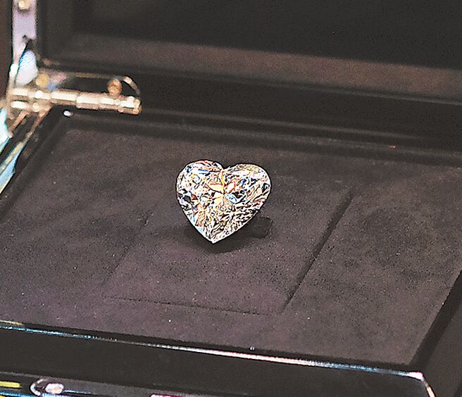 钻石银行引进一颗53.11克拉的「赖索托之星」心型钻石，并开放台湾藏家为该颗钻石命名，机会十分难得。（Diamond Bank提供）