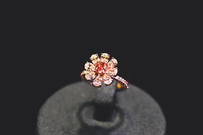 全世界超过1克拉的红钻不到20颗，图为1克拉红钻。（Diamond Bank提供）