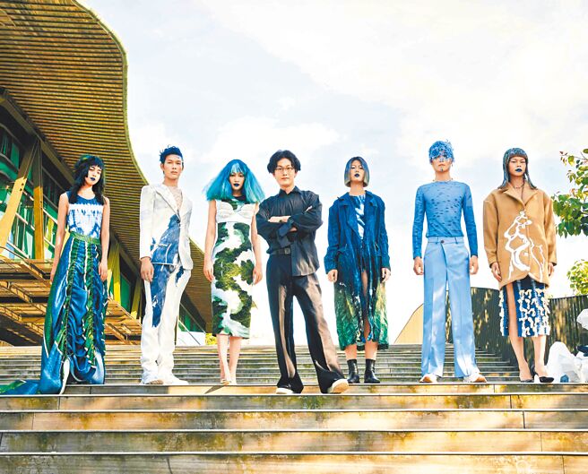 吳日云（中）此次與「看見．齊柏林基金會」合作，將齊柏林鏡頭底下的台灣地景化作服裝。（AUSTIN.W提供）