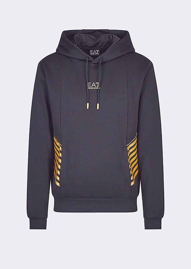 SOGO復兴馆新柜EA7 EMPORIO ARMANI，连帽上衣6500元。（SOGO提供）