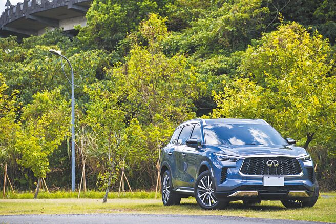 INFINITI QX60豪华大气，并拥有0.32cd同级最低风阻，车侧採刀刃式饰条，图为预售价280万元的QX60 AWD旗舰款，搭配月云蓝新车色。（陈大任摄）