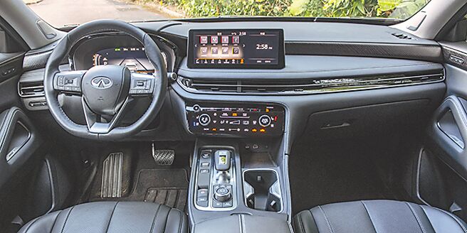 仪表控台布局豪华舒适，配置触控回馈式空调音响控制面板、无线充电板。（陈大任摄）