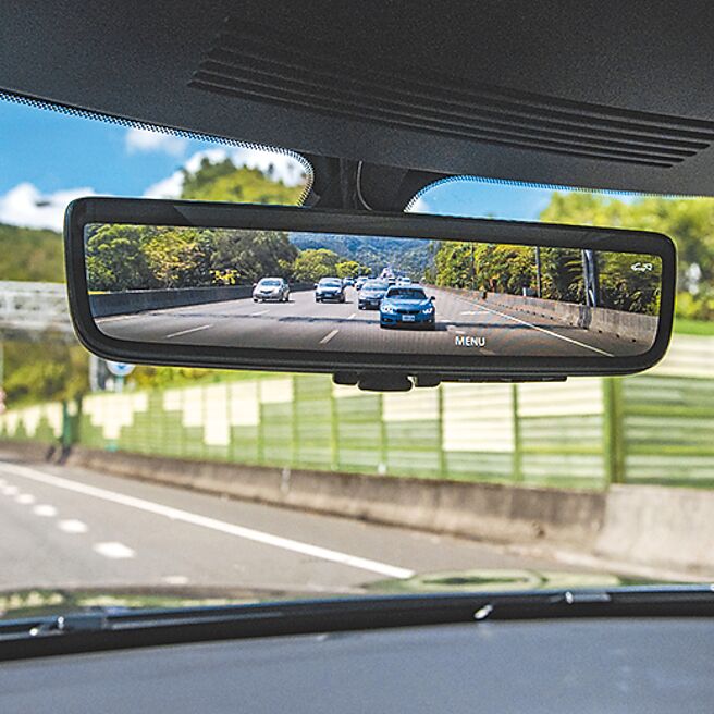 当满载时，智慧后视镜即可展示后方清晰视野。（陈大任摄）