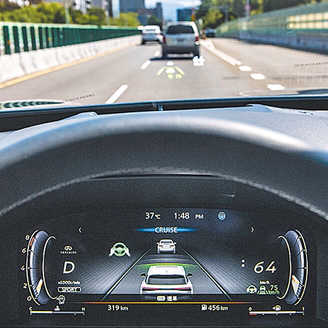 12.3吋全数位虚拟仪表搭配10.8吋抬头显示器。（陈大任摄）