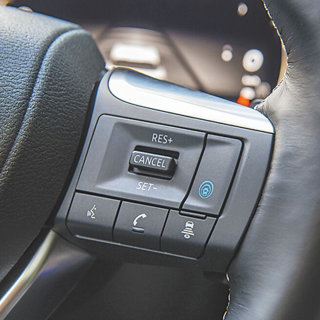 按下蓝色键可启动ProPILOT智慧驾驶辅助科技。（陈大任摄）