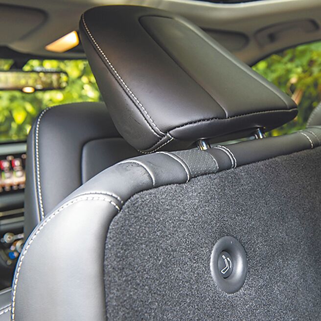 第三排乘客轻按圆键，第二排座椅即前倾并滑动，方便进出。（陈大任摄）