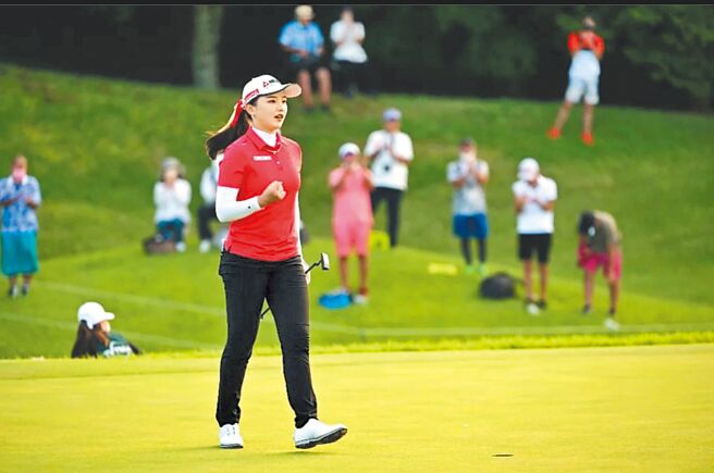 中国信托银行子行日本东京之星银行赞助的旅日高球女将石昱婷，昨在JLPGA「高尔夫5女子赛」抱回后冠。（取自JLPGA_official Instagram）
