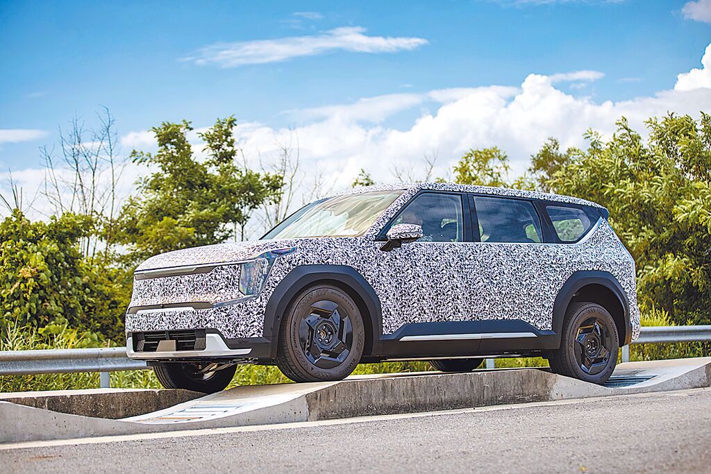Kia新一代EV9純電SUV進行上市前最終嚴格測試，如圖可見其平穩的行路性。（Kia提供）