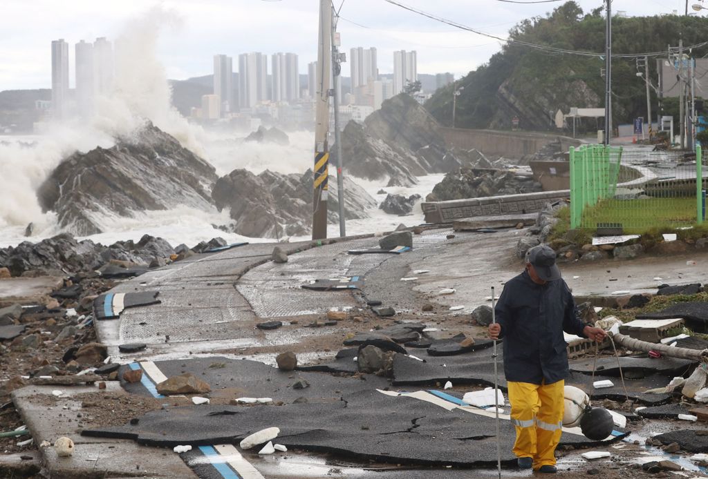 強颱軒嵐諾6日直撲韓國南部沿海，被認為是比2002年露莎颱風及2003年梅米颱風規模更大的史上最強颱風。(圖/路透社) 