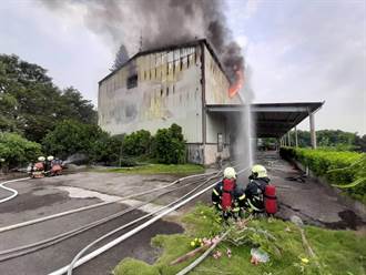 彰化玻璃工廠凌晨大火竄濃煙 100平方公尺廠房遭燒毀