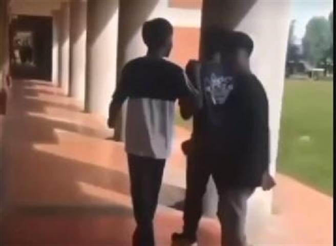 台東專科學校傳霸凌，押走學生過肩摔、呼巴掌。（翻攝自網路） 