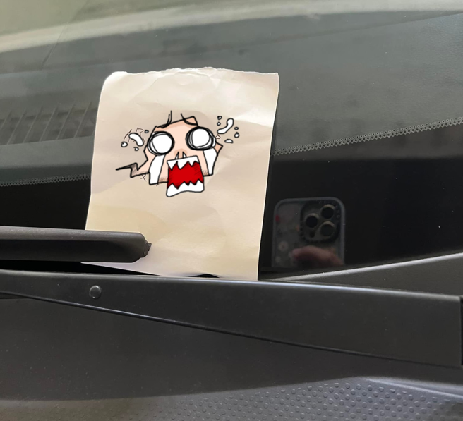 正妹车子停在商场遭陌生人夹小纸条，她不禁感动陌生人心肠好。（翻摄自脸书林口大家庭LinKou-Family）