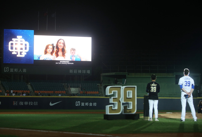 富邦悍将洋投罗力家人在祝福影片中惊喜现身。（陈怡诚摄）