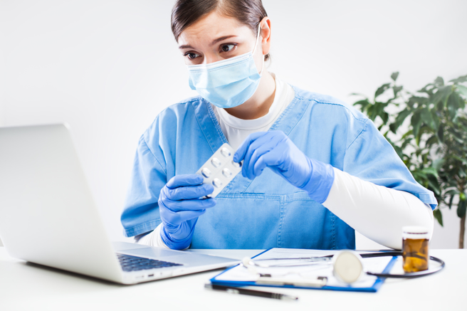 最近医学界传出Paxlovid这款被称为「新冠神药」的特效药有2大问题：对年轻人无效与復阳，让外界质疑其效用。（图／Shutterstock)