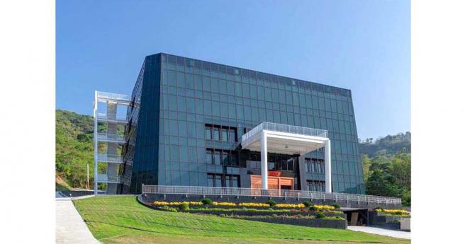 福龙宝塔停工多年，启承建设买下后，衍生产权和经营权之争。（图／读者提供）