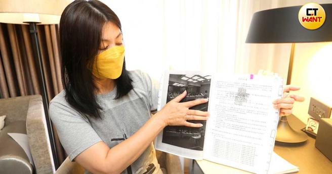 启承建设新任董座吕菁伦出示当初与值鼎开发公司购买福龙宝塔合约书，强调自己才是启承的老板。（图／周志龙摄）