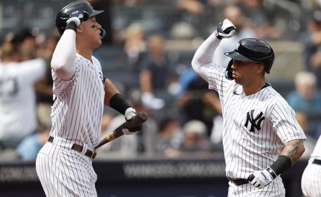 洋基贾吉(左)与队友冈萨雷兹庆祝全垒打。（美联社）