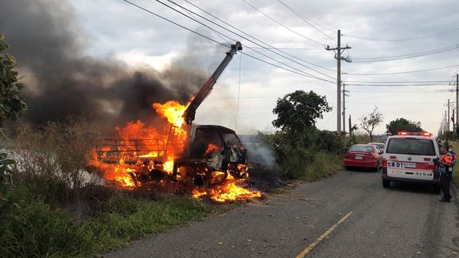 一辆吊车协助将渔获吊挂上岸，但作业时疑似不慎勾到高压电起火。（读者提供／张毓翎台南传真）