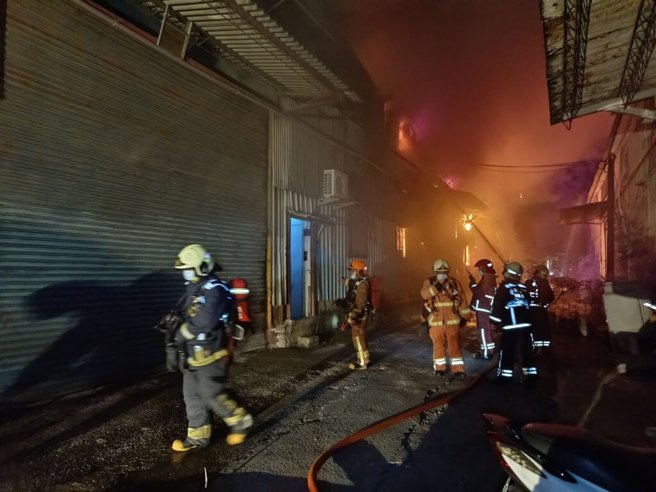 新北市芦洲区仁爱街212巷凌晨火警，由于火势延烧迅速，共造成10间工厂遭焚毁。（中央社提供）