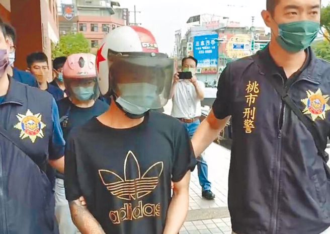 桃园2男遭行刑式枪杀，苏姓凶嫌（前）日前落网，涉嫌载运苏嫌逃亡的黄姓白牌司机（后）也一同被逮捕。（中时资料照）
