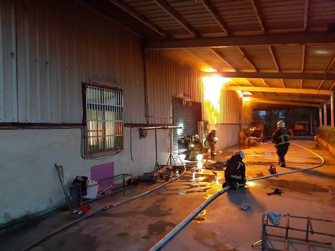 由于工厂为铁皮建筑，火势在场内不断闷烧，警消表示，获报抵达前场时火势猛烈，随即拉起水线抢救，所幸这起事故无人员伤亡。（民眾提供／吴建辉彰化传真）