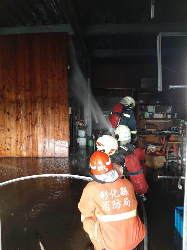 彰化秀水这家玻璃工厂，为挑高一层楼的铁皮建筑，警消抵达后火势不断蔓延开来，消防人员使用破坏工具将铁卷门切开，冒险进入火场抢救。（民眾提供／吴建辉彰化传真）