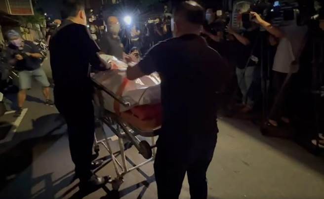 遺體被運往殯儀館，等待相驗。（李奇叡攝）