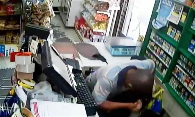 只因為被超商女店員提醒戴口罩就惱羞成怒，動手暴打、殘忍挖眼睛的楊姓男子，一審審酌他患有妄想型思覺失調症，依重傷害等罪判5年。二審高雄高分院6日宣判，上訴駁回，維持原判。（本報資料照片）