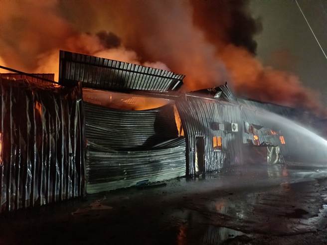 新北市消防局表示，这起火警发生在芦洲区仁爱街212巷一处铁皮工厂，警消获报赶抵现场救灾时，已延烧4间铁皮工厂，火势一度快速扩大到邻近13间铁皮工厂。(新北市消防局提供)