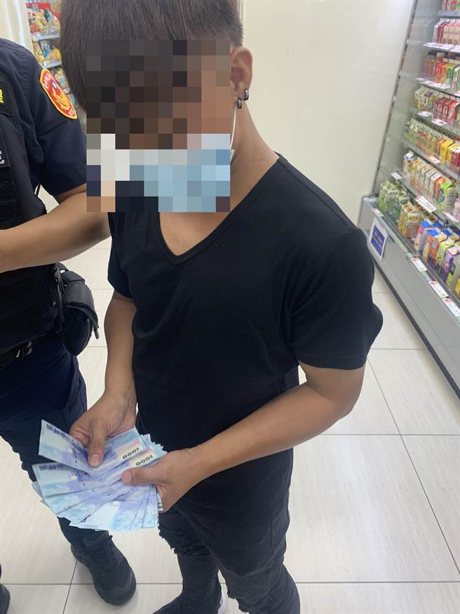 警方成功不让郑男仅存的2万元，落入歹徒手中。（警方提供）