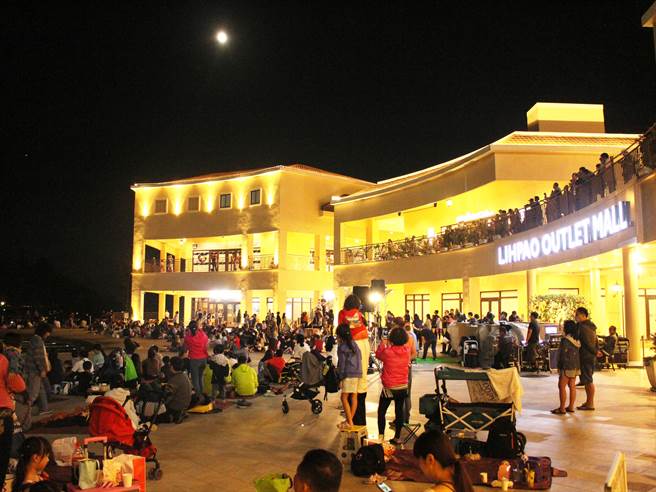 丽宝OUTLET 赏月不单飞，千万水舞灯光秀，义大利湖畔野餐越夜越Chill。(丽宝乐园提供)