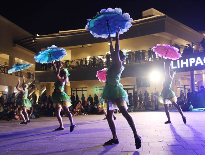 丽宝乐园现场将带来耗资千万的水舞灯光秀，奔放热血的Live Band演出，打造动人心弦的视听飨宴。(丽宝乐园提供)