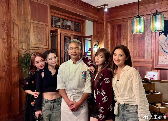 王心凌甜美風采差點被豪露小蠻腰的阿嬌搶走。（圖／取材自王心凌微博）