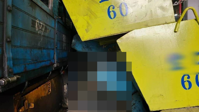 高雄市阿莲区一家螺丝工厂发生工安意外，消防局人员获报到场抢救。（翻摄照片／林瑞益高雄传真）