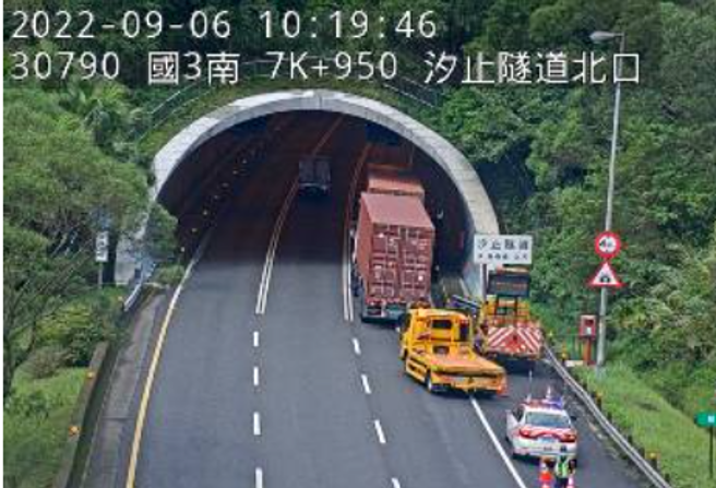 國道三號南下汐止隧道口6日上午8時許發生連環車禍，警消正在現場處理車禍後續。（翻攝高公局）