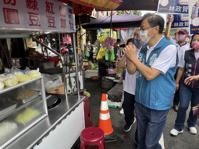 国民党桃园市长参选人张善政今天到南门市场扫街拜票，谈及农委会研究报告涉抄袭，他表示已在规画要召开说明会，对报告内容有信心。（陈梦茹摄）