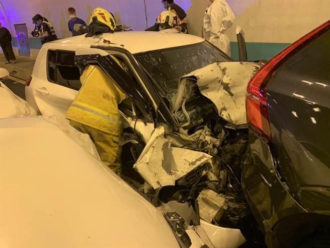 國道3號南下汐止隧道內，6日上午發生連環車禍。（基隆市消防局提供／張志康基隆傳真）
