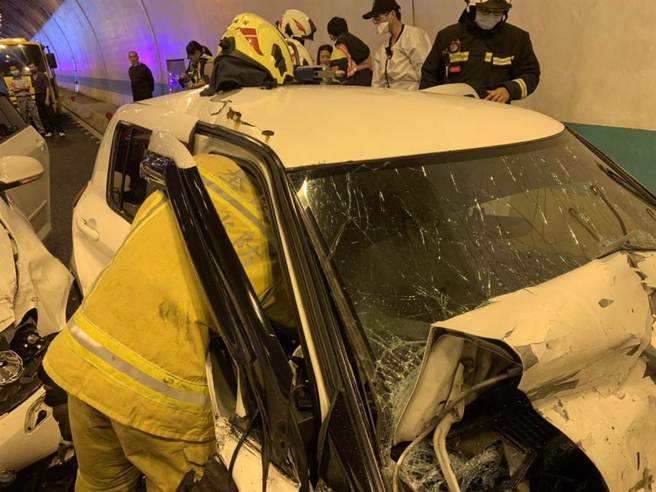 國道3號南下汐止隧道內，6日上午發生連環車禍。（基隆市消防局提供／張志康基隆傳真）
