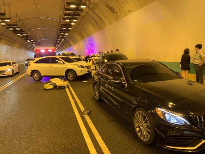 國道3號南下汐止隧道內，6日上午發生連環車禍防局提供／張志康基隆傳真）
