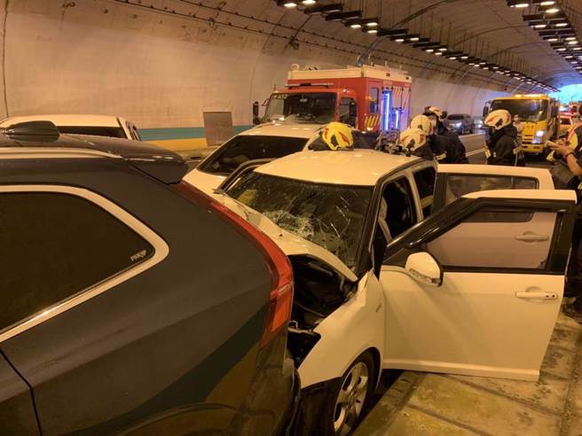 國道3號南下汐止隧道內，6日上午發生連環車禍。（基隆市消防局提供／張志康基隆傳真）
