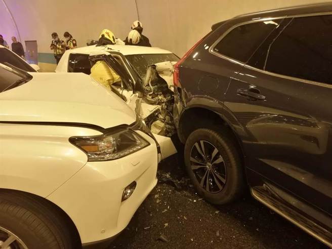 國道3號南下8.1公里處汐止隧道今早8時21分發生6車追撞意外。（警方提供／李奇叡新北傳真）
