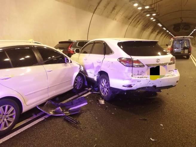 國道3號南下8.1公里處汐止隧道今早8時21分發生6車追撞意外。（警方提供／李奇叡新北傳真）
