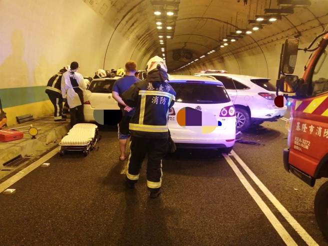國道3號南下8.1公里處汐止隧道今早8時21分發生6車追撞意外。（警方提供／李奇叡新北傳真）
