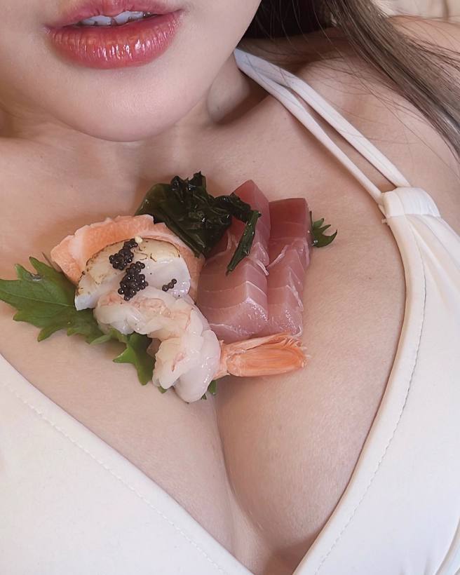 肝连妹的女体盛有生鱼片、虾子、干贝等食物。(图/肝连妹 IG)