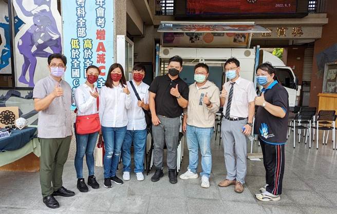 台中唯一的科技行动学习车「翔谷号」，将搭载各种教材巡迴偏乡小学，一整年共70场。（施志昌服务处提供）