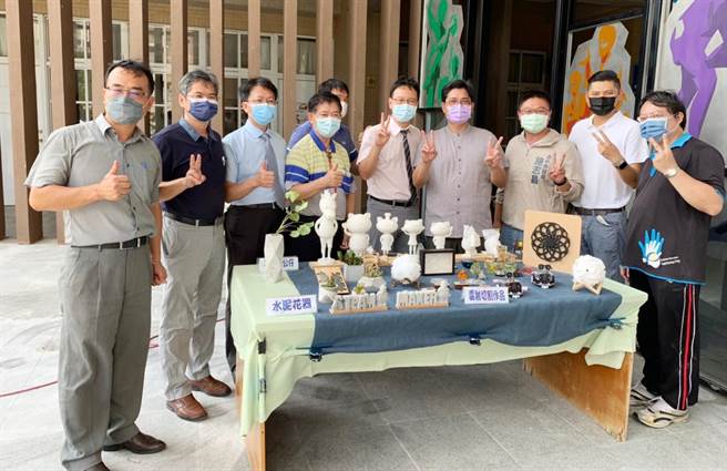 台中唯一的科技行动学习车「翔谷号」，将搭载各种教材巡迴偏乡小学，一整年共70场。（施志昌服务处提供）