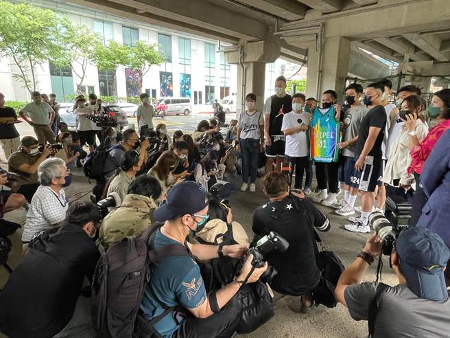 民进党台北市长参选人陈时中今（6日）上午前往新生高架桥篮球场与球星陈信安互动。（叶书宏摄）