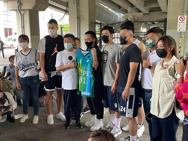 民进党台北市长参选人陈时中今（6日）上午前往新生高架桥篮球场与球星陈信安互动。（叶书宏摄）