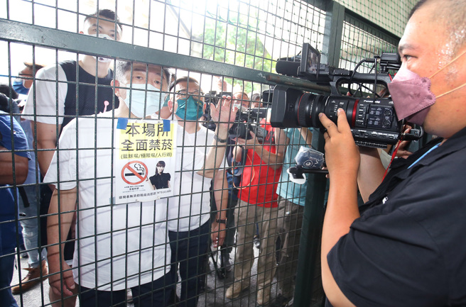 民进党台北市长参选人陈时中（左）6日前往新生高架桥篮球场，却因管理单位市府体育局以行政中立、禁止竞选活动的规定为由，婉拒他进入球场。（范扬光摄）