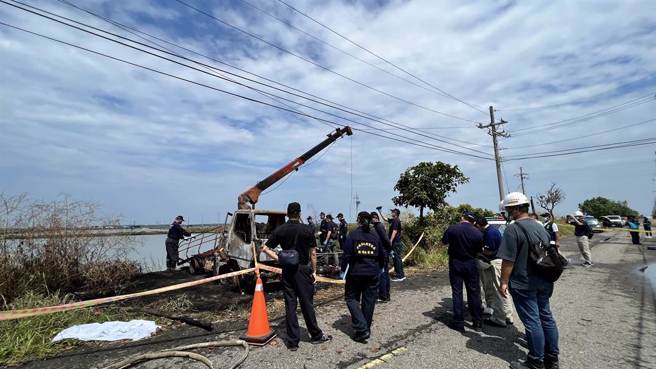 台南市七股區六孔碼頭6日上午發生吊車觸高壓電起火釀3死的工安事故。（張毓翎攝）
